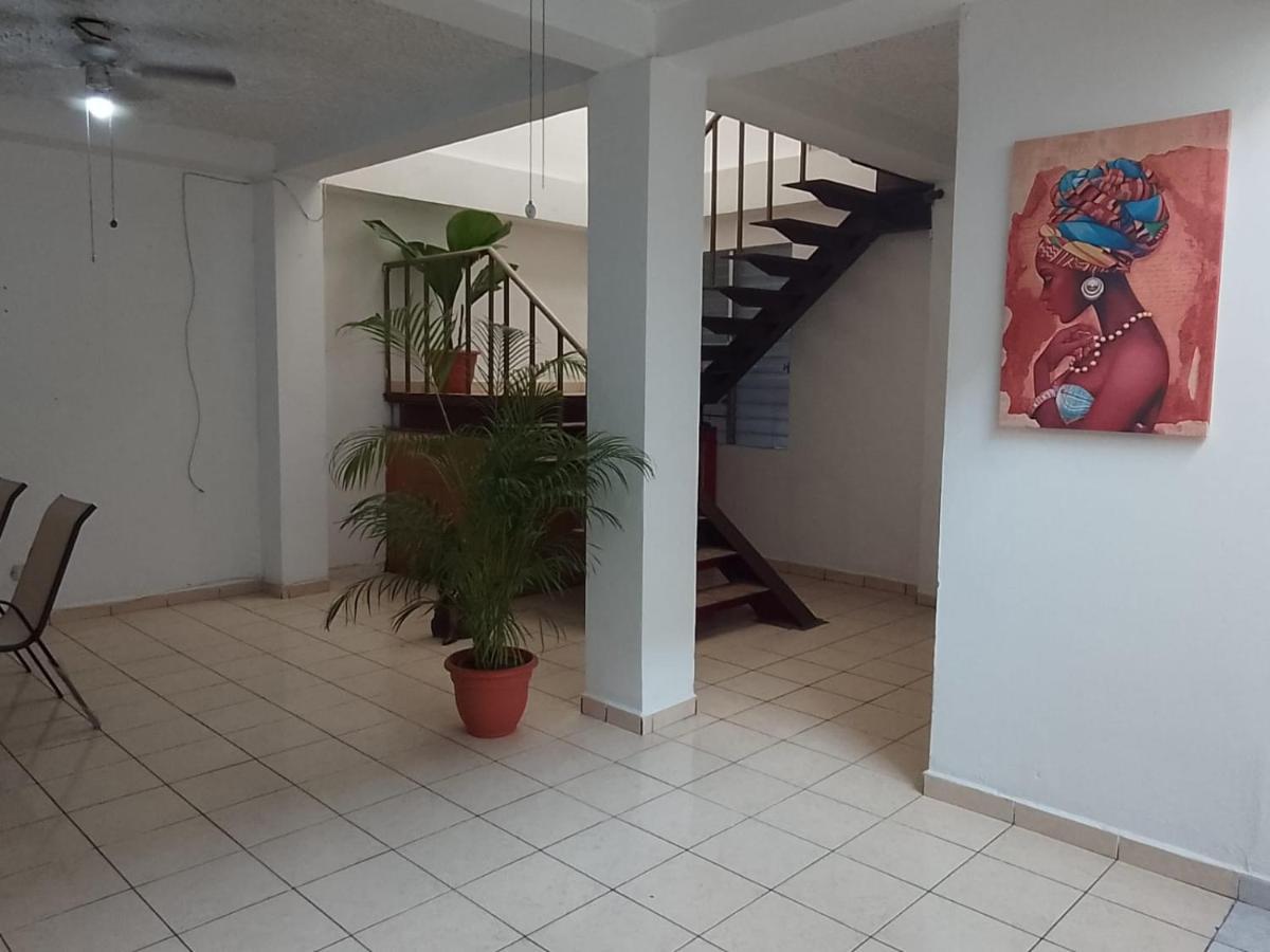 Hostal Los Heroes Антигуо-Кускатлан Экстерьер фото